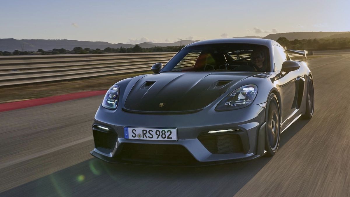 Porsche přichází s novou okruhovou zbraní. Přivítejte Cayman GT4 RS
